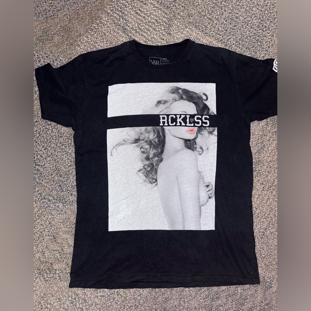 Young and Reckless Men's T-Shirt Size Large Black Short Sleeve. EUC.